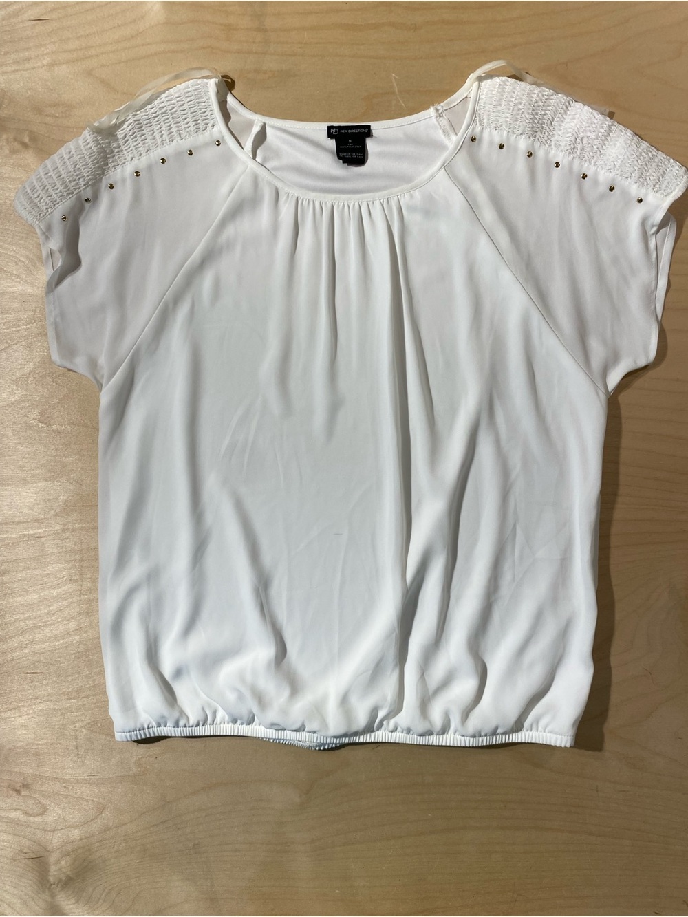 new directions White Short-Sleeve Blouse with Smocked Shoulder Detail Small (SB)